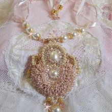 Reispulver-Halskette bestickt mit Swarovski-Kristallen , vergoldeten Accessoires, Perlmuttperlen und Rocailles